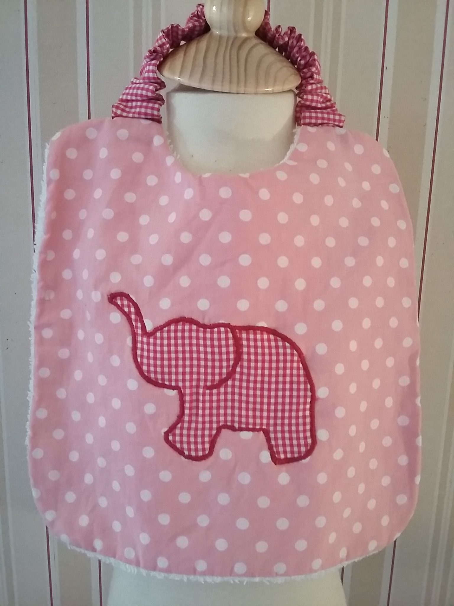 Bavoir à pois blancs sur fond rose clair, avec appliqué motif éléphant en vichy rouge : 12 €