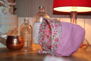 Petit béguin 12 mois en velours milleraies rose pâle 100% coton. Intérieur en coton Liberty D'Anjo rose. Lavage 30Â° en machine. Ne pas repasser le velours sur l'endroit.