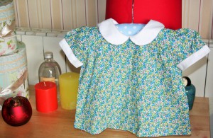 Blouse petites fleurs manches courtes, fermeture par petits boutons dans le dos, 100% coton, taille 18 mois.