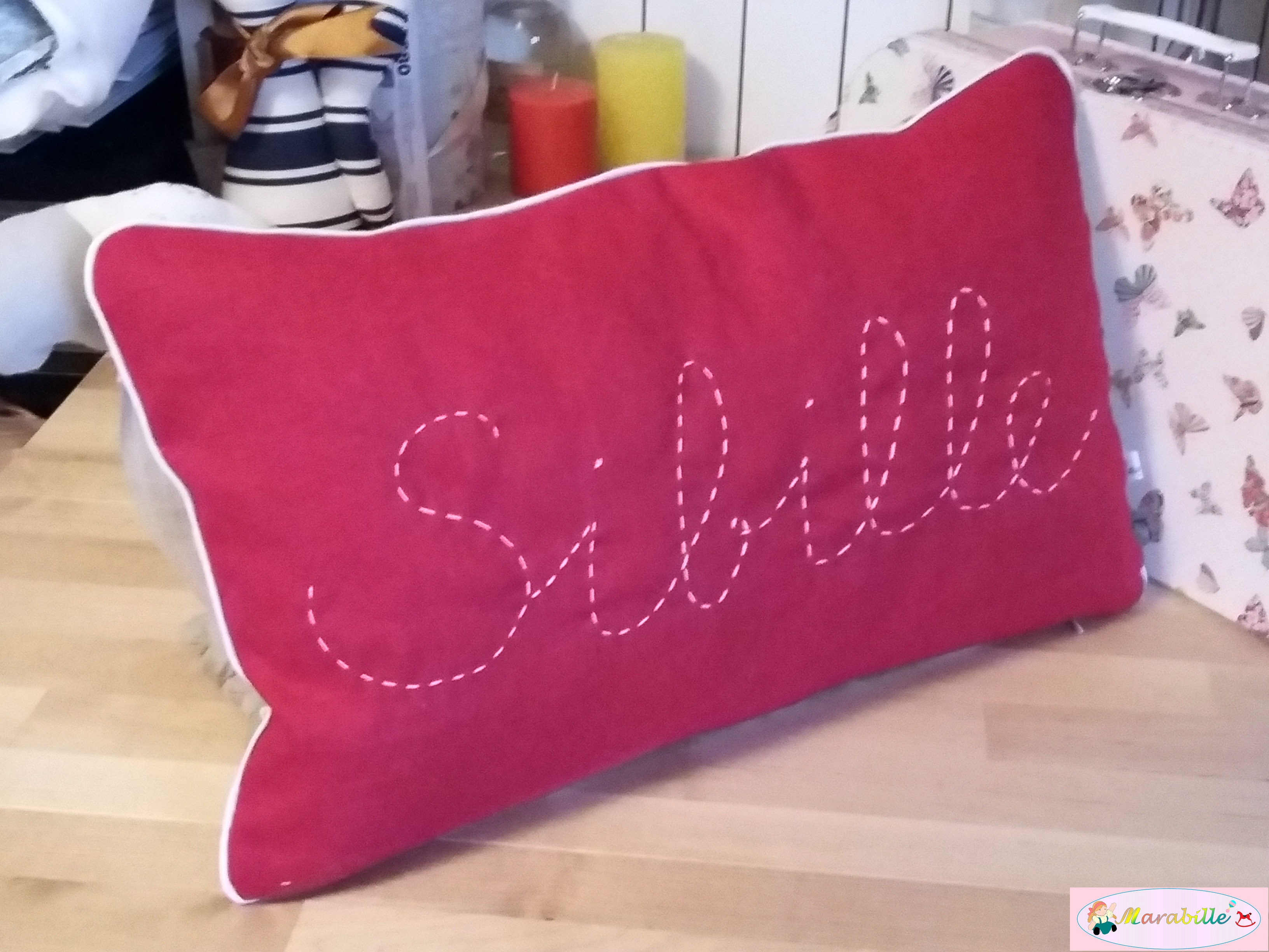 coussin-lapins-vert-rouge-nom-brode